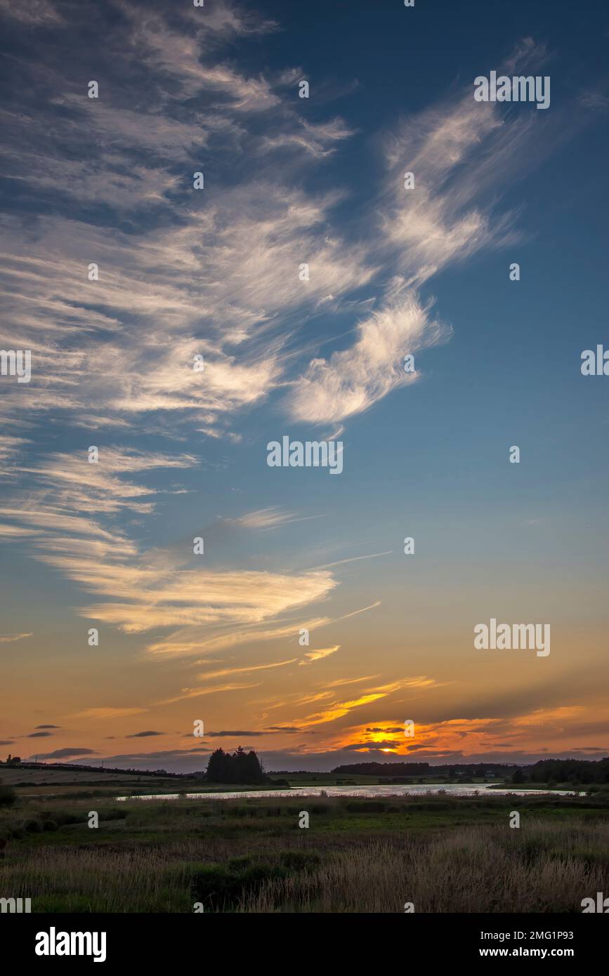 Paesaggio con interessante formazione di nuvole sul grande cielo sopra Gadloch nel Dunbartonshire orientale, Kirkintilloch. Foto Stock