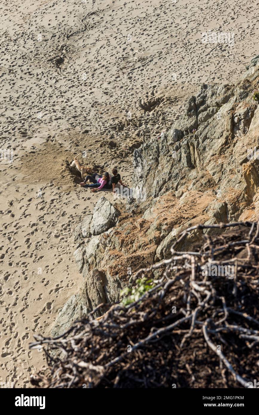 Coppia che si rilassa sulle dune della spiaggia, California. Foto Stock