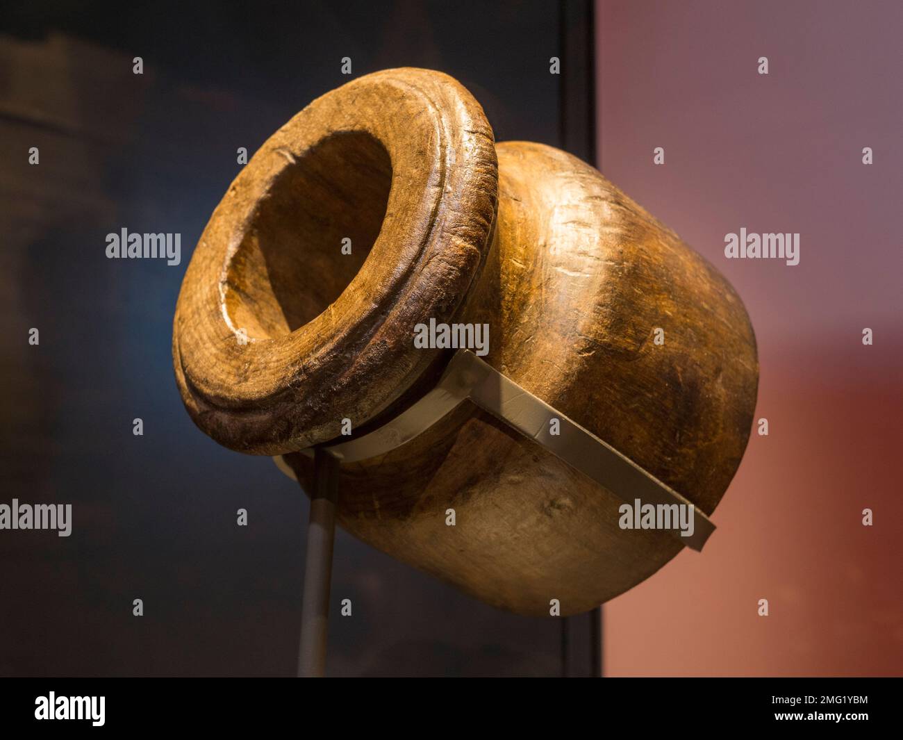Cannone, utilizzato sulle navi Royal Navy per collegare cannone per impedire che spruzzi di mare scendano in barile, Historic Dockyard Chatham, Kent, UK. Foto Stock