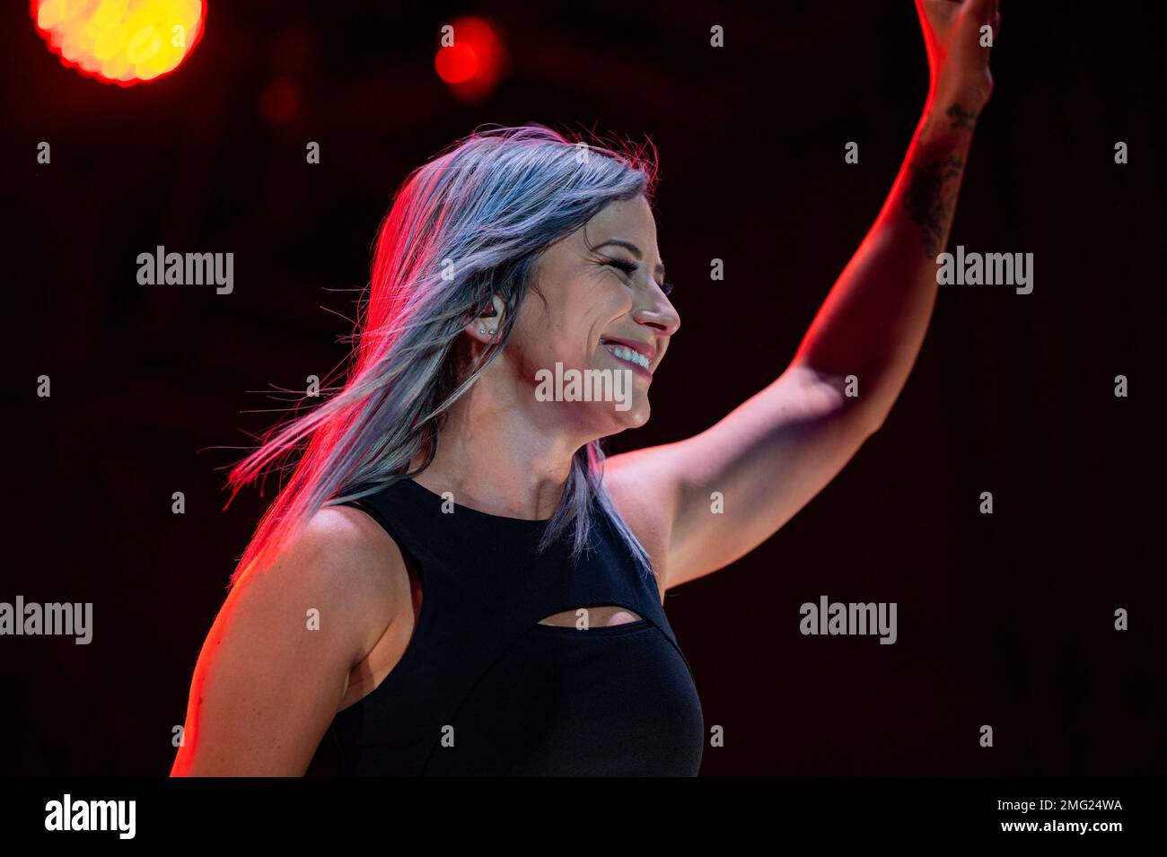 Jen Ledger, batterista per la rock band Skillet, Waves to the Crowd al Rock Fest 20 agosto 2022, alla Malmstrom Air Force base, Month. Secondo il loro sito web, Skillet è una band cristiana rock americana formata a Memphis, Tennessee, nel 1996. Attualmente la band è composta da John Cooper, Korey Cooper, Jen Ledger e Seth Morrison. La band ha pubblicato undici album, due dei quali, Collide e Comatose, hanno ricevuto nomination al Grammy Award. Foto Stock