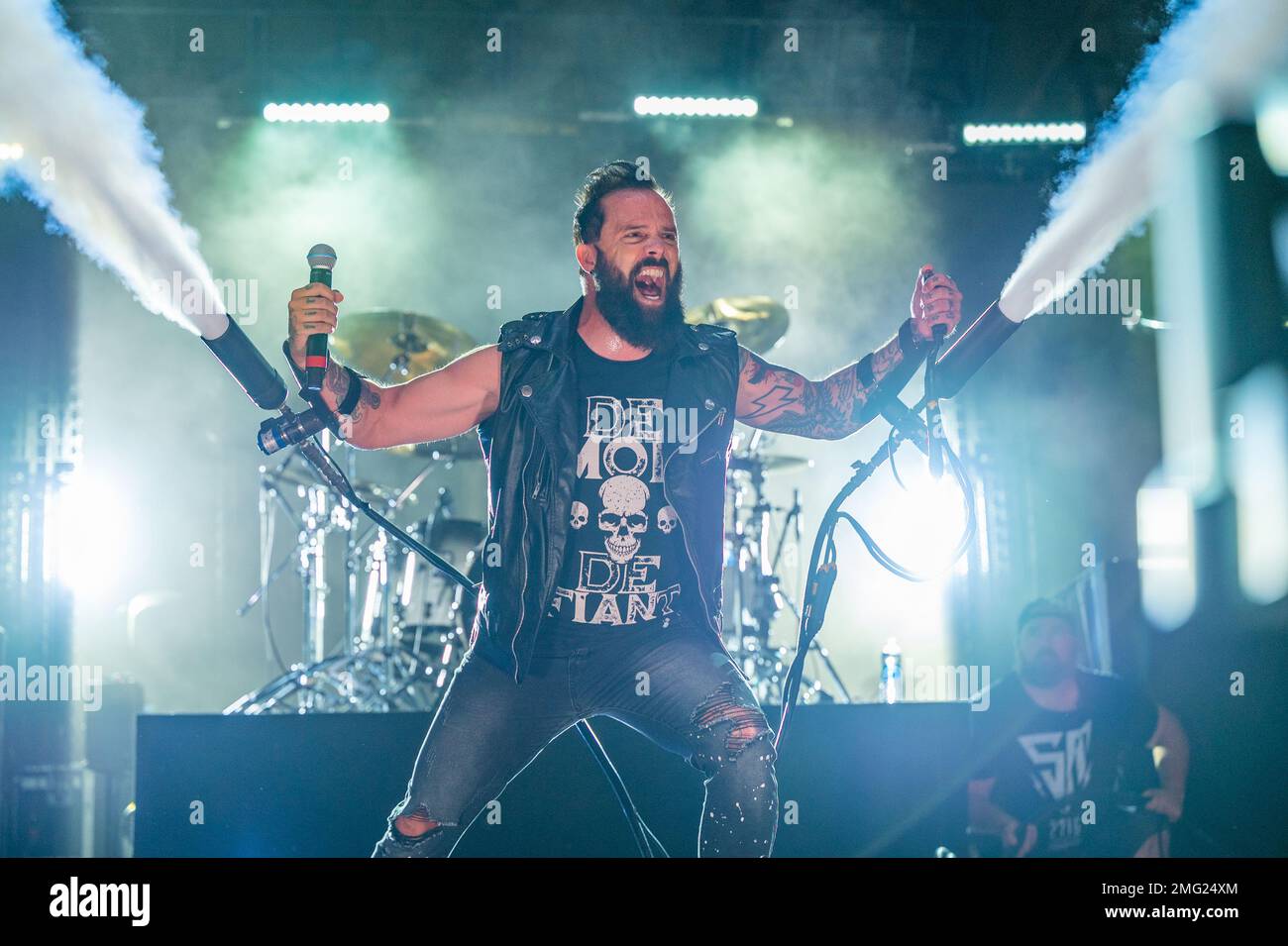 John Cooper, cantante principale della rock band Skillet, mette in moto le macchine per la nebbia attaccate alle sue braccia al Rock Fest 20 agosto 2022, alla Malmstrom Air Force base, Month. Secondo il loro sito web, Skillet è una band cristiana rock americana formata a Memphis, Tennessee, nel 1996. Attualmente la band è composta da John Cooper, Korey Cooper, Jen Ledger e Seth Morrison. La band ha pubblicato undici album, due dei quali, Collide e Comatose, hanno ricevuto nomination al Grammy Award. Foto Stock