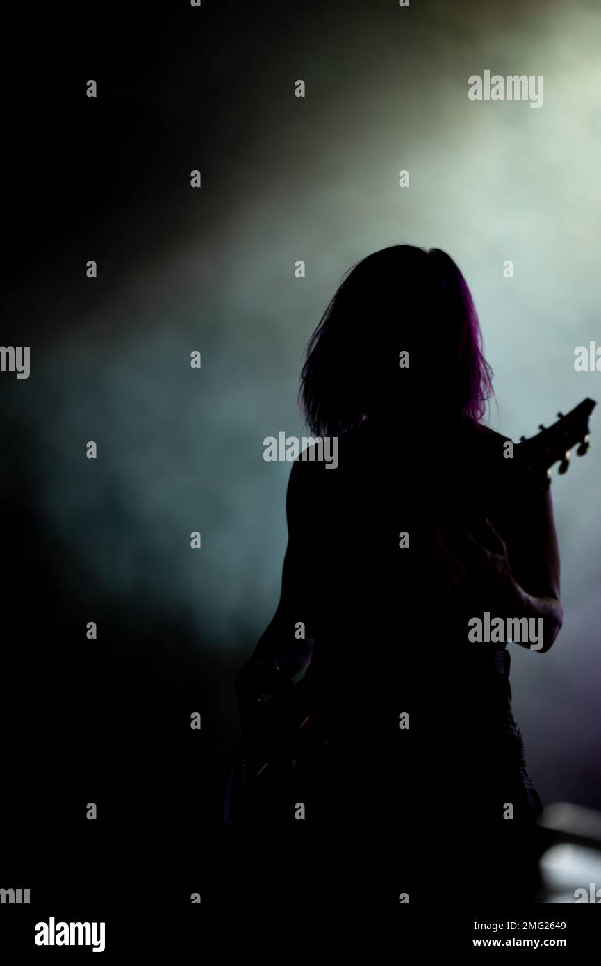 Korey Cooper, chitarrista della rock band Skillet, attende la prossima canzone per iniziare al Rock Fest 20 agosto 2022, alla Malmstrom Air Force base, Month. Secondo il loro sito web, Skillet è una band cristiana rock americana formata a Memphis, Tennessee, nel 1996. Attualmente la band è composta da John Cooper, Korey Cooper, Jen Ledger e Seth Morrison. La band ha pubblicato undici album, due dei quali, Collide e Comatose, hanno ricevuto nomination al Grammy Award. Foto Stock