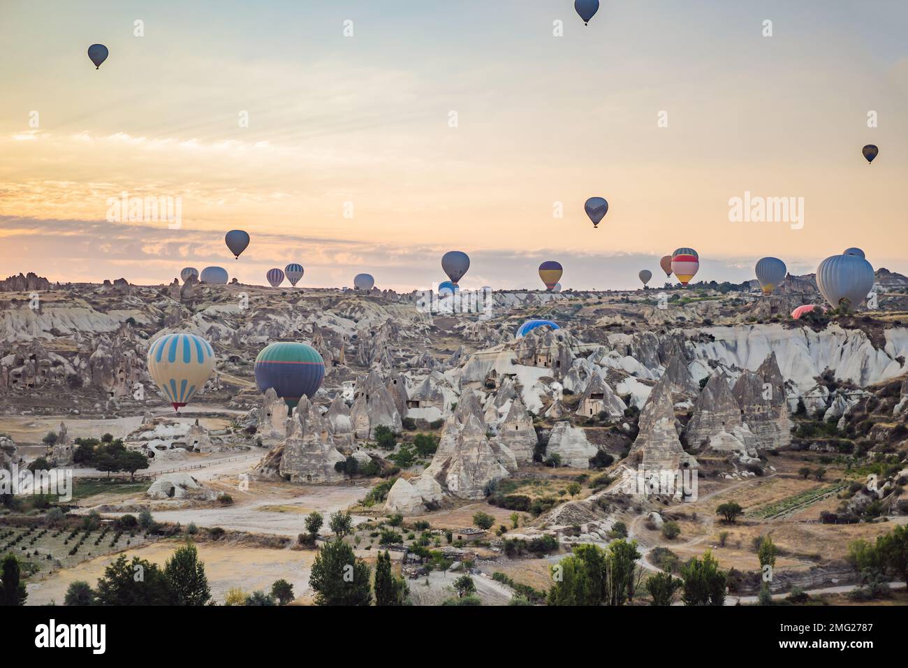 Palloncino colorato ad aria calda che sorvola la Cappadocia, Turchia Foto Stock