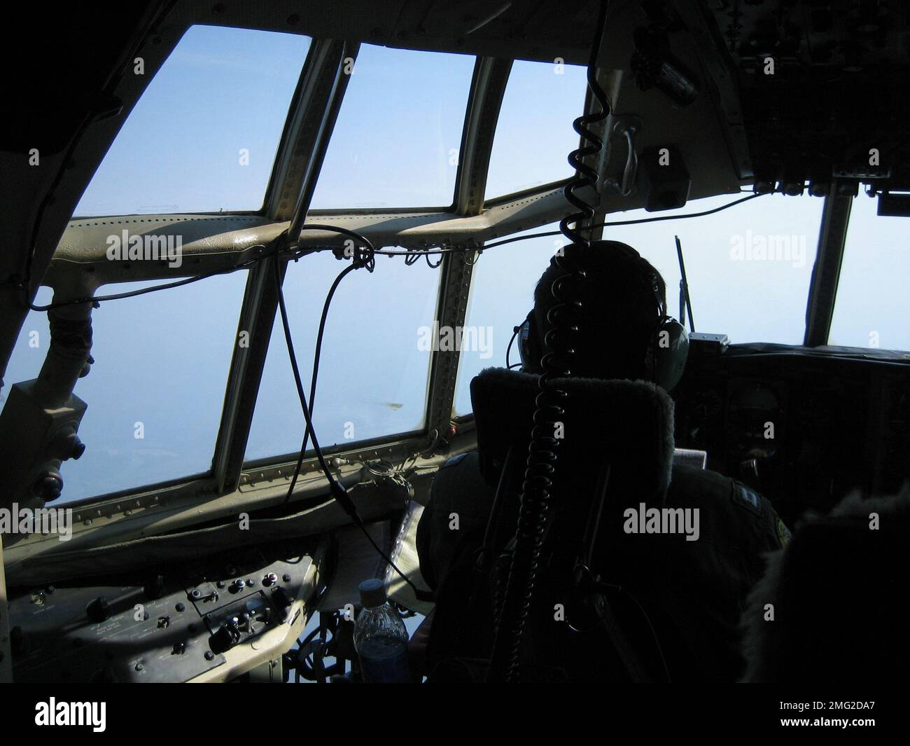 Strutture della Guardia Costiera - stazioni aeree - New Orleans - 26-HK-95-100. AIRSTA NOLA--ritorno dei piloti in cabina di pilotaggio, probabilmente un C-130 (2). Uragano Katrina Foto Stock