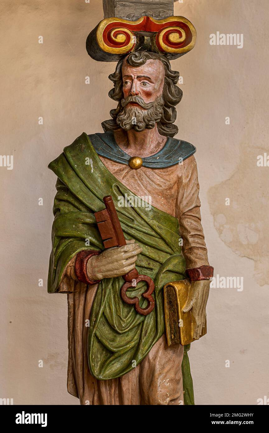 Scultura in legno dipinto di San Pietro con una chiave nella chiesa di Elmelunde, Danimarca, 10 ottobre 2022 Foto Stock