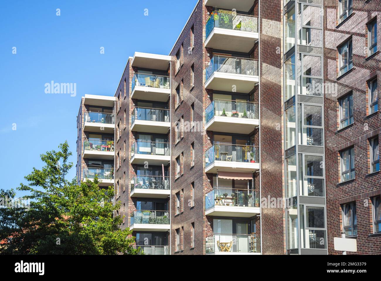 Moderno edificio di appartamenti in mattoni in una soleggiata giornata estiva Foto Stock