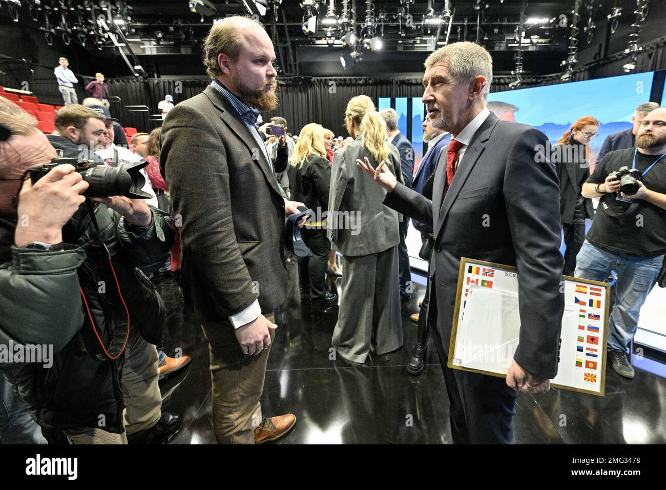Praga, Repubblica Ceca. 25th Jan, 2023. Il candidato presidenziale Andrej Babis (a destra) lascia lo studio dopo il dibattito televisivo con Petr Pavel su CNN prima News oggi, mercoledì 25 gennaio 2023. Credit: Vit Simanek/CTK Photo/Alamy Live News Foto Stock