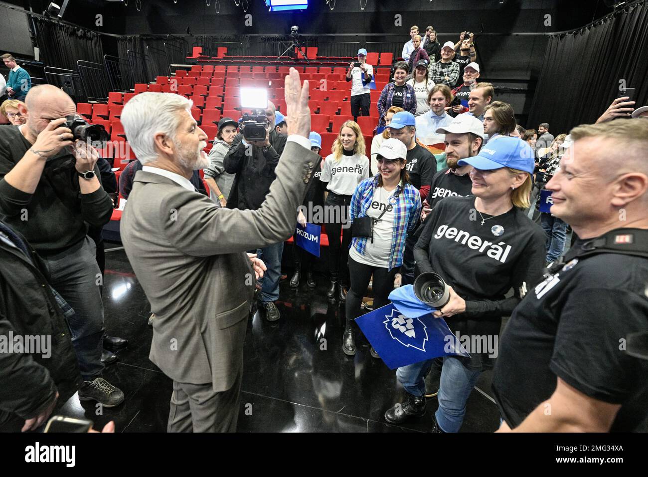 Praga, Repubblica Ceca. 25th Jan, 2023. Il candidato presidenziale Petr Pavel saluta i suoi sostenitori dopo il dibattito televisivo con Andrej Babis sulla CNN prima News di oggi, mercoledì 25 gennaio 2023. Credit: Vit Simanek/CTK Photo/Alamy Live News Foto Stock