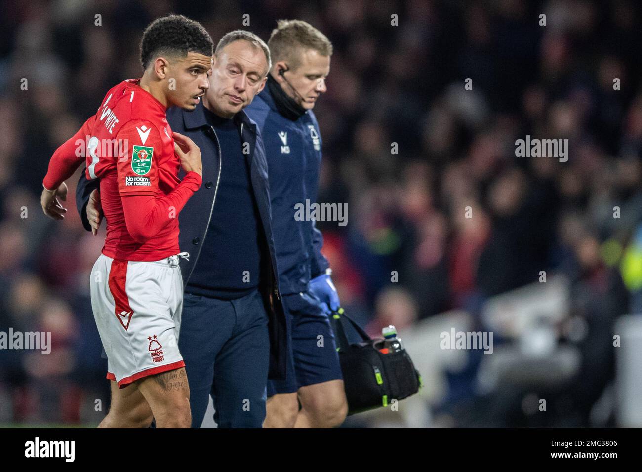 Steve Cooper manager di Nottingham Forest parla con Morgan Gibbs-White #10 di Nottingham Forest come è sostituito a causa di lesioni durante la Carabao Cup semi-finali partita Nottingham Forest vs Manchester United a City Ground, Nottingham, Regno Unito, 25th gennaio 2023 (Foto di Ritchie Sumpter/News Images) Foto Stock