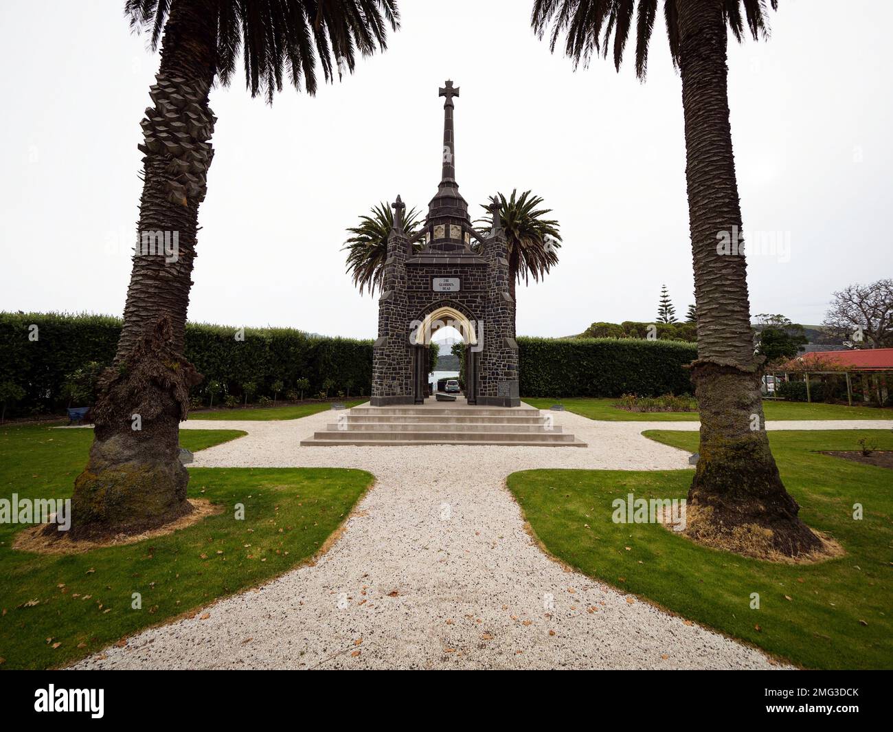 Monumento ad arco di pietra di base Banks Peninsula War Memorial ad Akaroa Canterbury South Island Nuova Zelanda in ricordo dei soldati caduti ANZAC Foto Stock