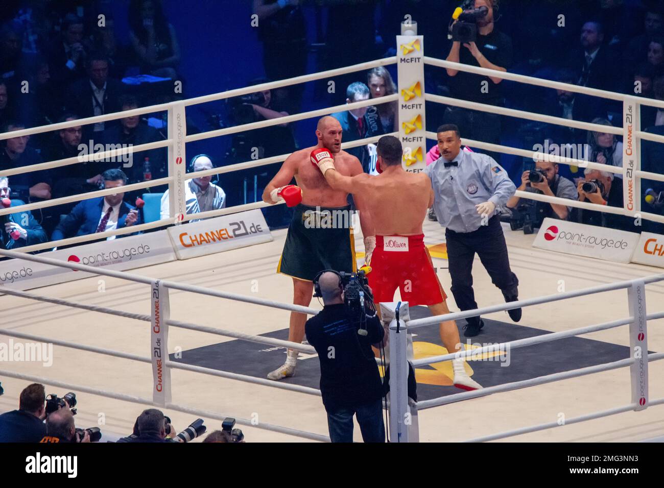 28-11-2015 Dusseldorf Germania. Klischko ha colpito dopo il comando Stop e Fury dice qualcosa in modo minaccioso. Tony Weeks cerca di fermare Klitschko Foto Stock