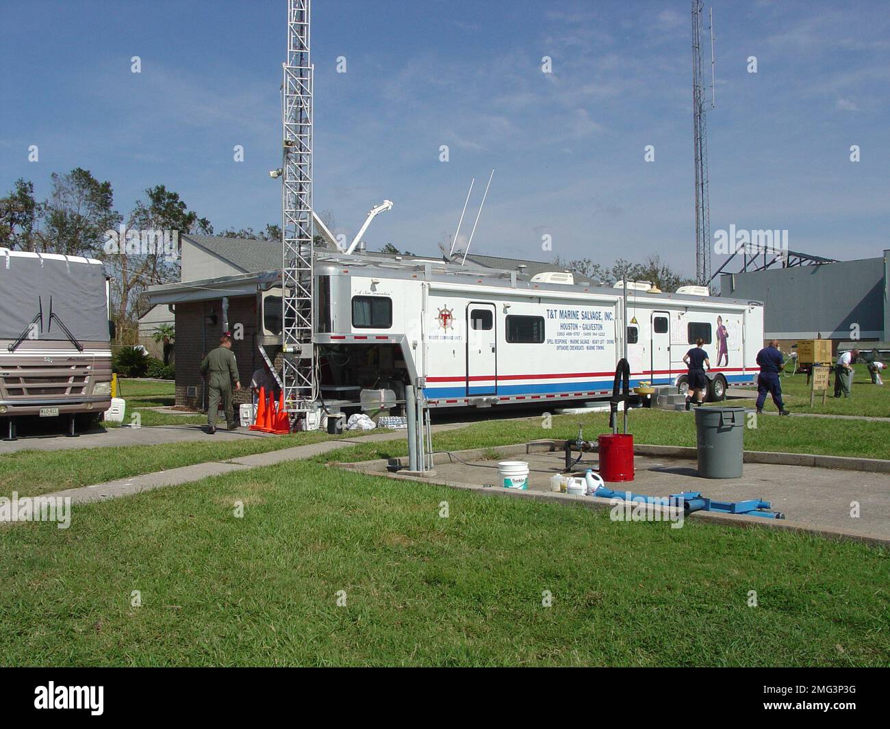 Strutture della Guardia Costiera - stazioni aeree - New Orleans - 26-HK-95-146. AIRSTA NOLA--CG personale al di fuori del rimorchio di salvataggio marino. Uragano Katrina Foto Stock