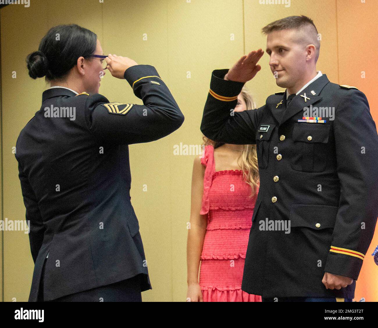 2nd il Lt. James Williams di Lombard, Illinois, restituisce il 'primo saluto' di Sgt. 1st classe Erin Connelly. Ventidue soldati della guardia nazionale dell'esercito dell'Illinois e uno degli Stati Uniti Il Soldato della Riserva dell'esercito si è laureato alla 129th Regiment (Regional Training Institute) Officer Candidate School il 21 agosto, soddisfacendo i requisiti di leadership e istruzione militare da commissionare come Stati Uniti Ufficiali dell'esercito. La Scuola candidata ufficiale della Guardia Nazionale dell'Illinois trasforma ufficiali non commissionati e civili qualificati in Stati Uniti Ufficiali dell'esercito. I futuri leader completano più di 661 ore di classe Foto Stock
