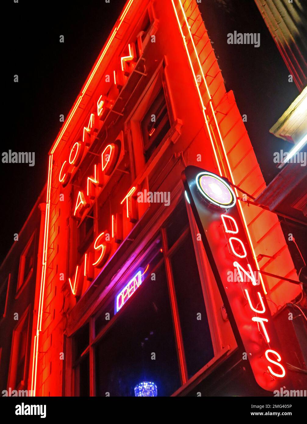 Ciambelle, venite a visitare, segno rosso al neon di notte, Dublino, Eire, Irlanda Foto Stock