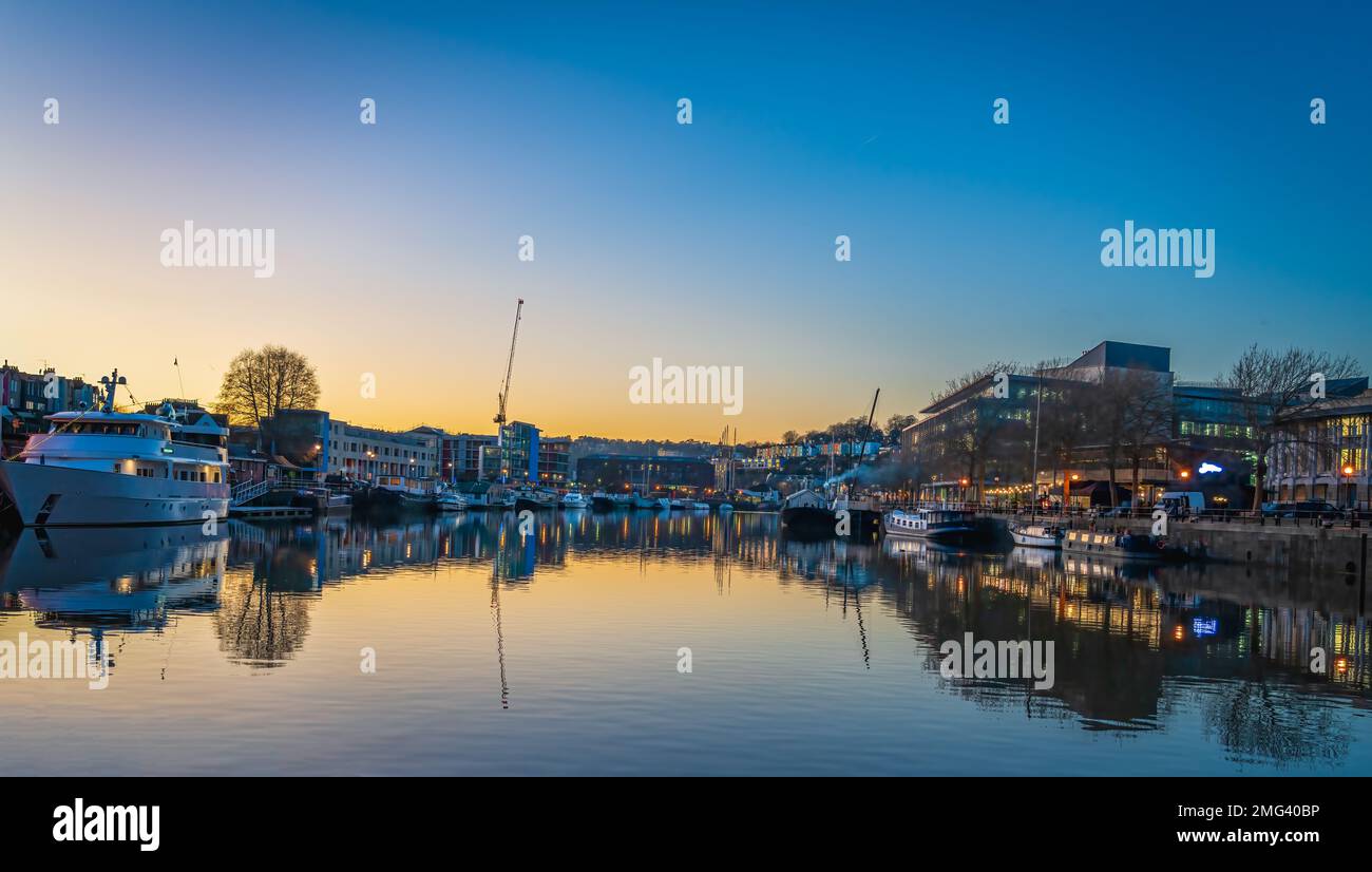 Il porto galleggiante di Bristol al tramonto a Bristol, Inghilterra Foto Stock
