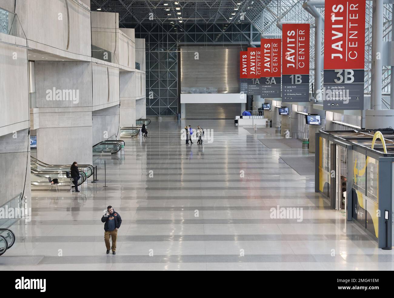 New York, Stati Uniti. 24th Jan, 2023. Le persone camminano attraverso uno spazio vuoto all'ingresso per raggiungere il New York Boat Show al Javits Center mercoledì 25 gennaio 2023 a New York City. Foto di John Angelillo/UPI Credit: UPI/Alamy Live News Foto Stock