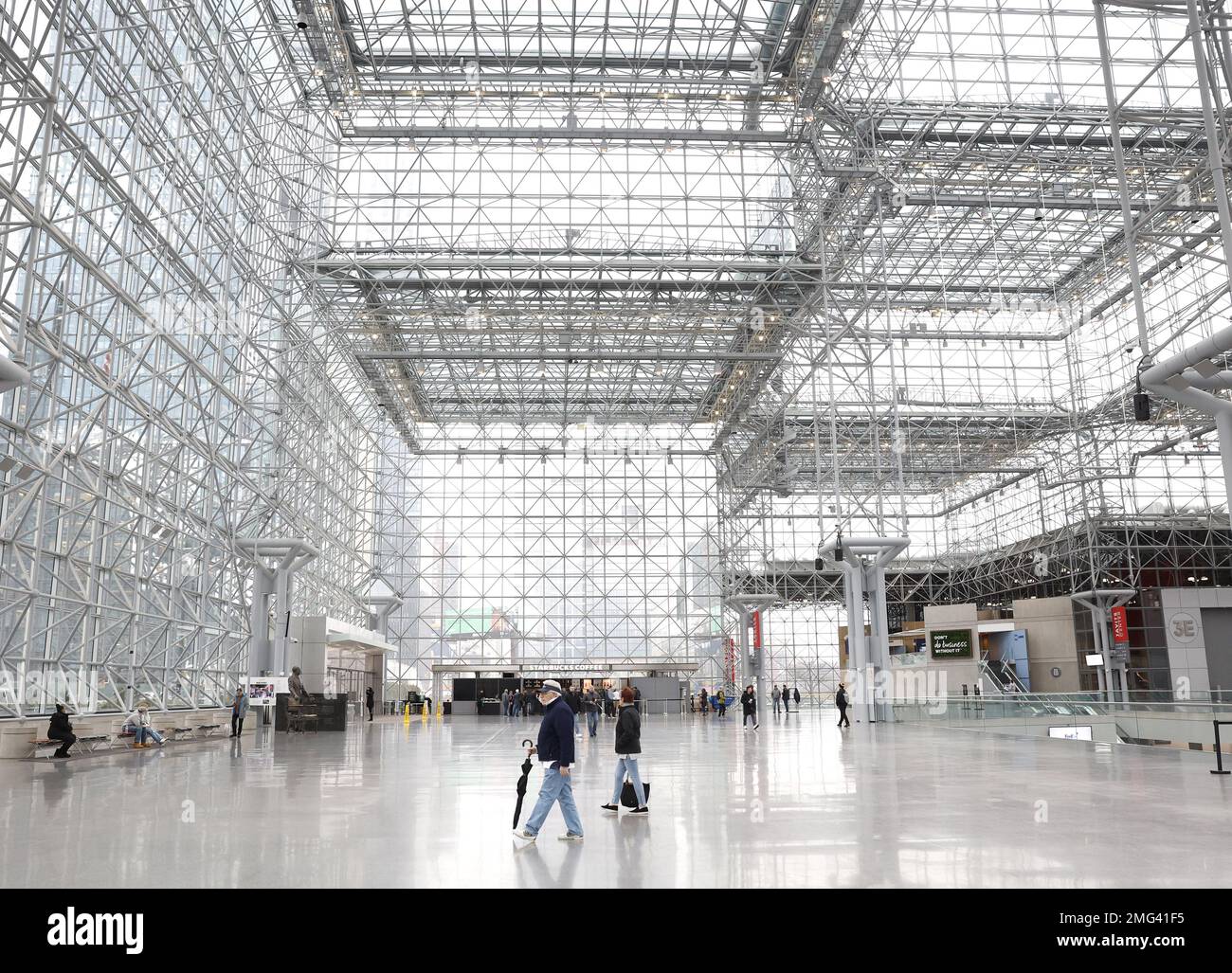 New York, Stati Uniti. 24th Jan, 2023. Le persone camminano attraverso uno spazio vuoto all'ingresso per raggiungere il New York Boat Show al Javits Center mercoledì 25 gennaio 2023 a New York City. Foto di John Angelillo/UPI Credit: UPI/Alamy Live News Foto Stock
