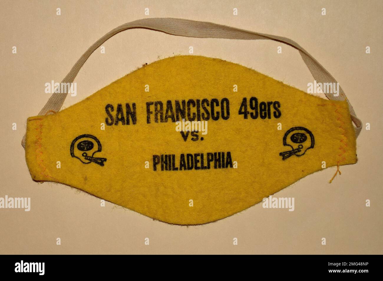 San Francisco 49ers vs. Philadelphia Eagles squadre di calcio, fascia da braccio per l'accesso dei fotografi ai margini al Candlestick Park, California, negli anni '1980s Foto Stock