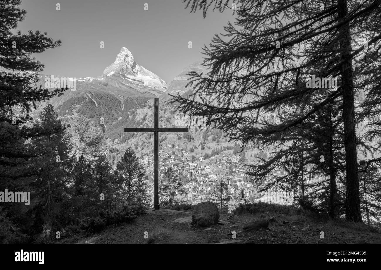 La vetta del Cervino con la croce sulla Zermatt. Foto Stock