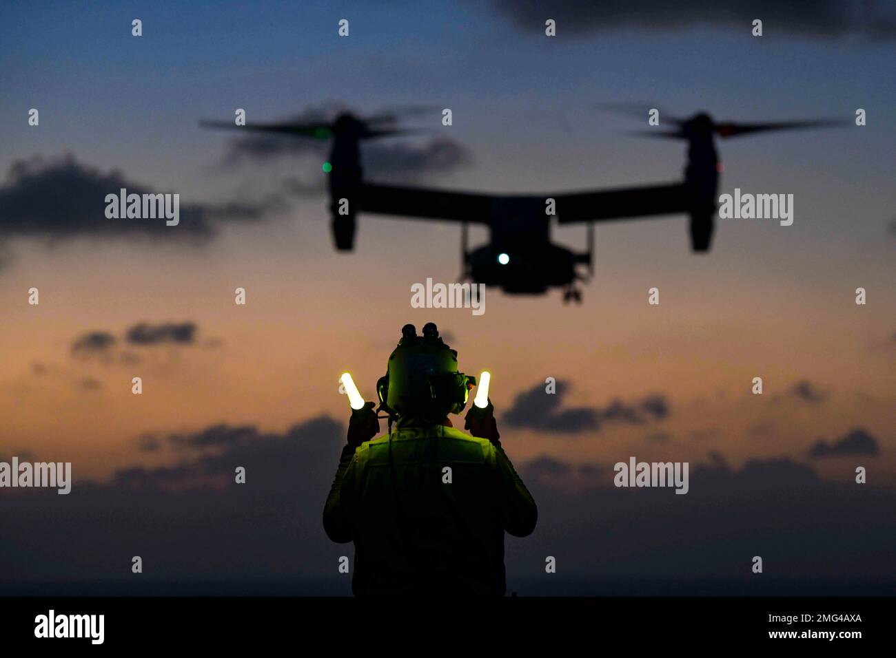 Oceano Indiano. 6th Jan, 2023. Aviation Boatswain's Mate (Handling) 2nd Classe Kieara Dexter, di Opelika, Ala., dirige un US Corpo marino MV-22B Osprey con Marine Medium Tiltrotor Squadron (VMM) 266 (rinforzato), mentre si avvicina al ponte di volo della base marittima di spedizione di Lewis B. Puller USS Hershel ''Woody'' Williams (ESB 4), gennaio. 6, 2023. Hershel ''Woody'' Williams è in fase di implementazione pianificata negli Stati Uniti Naval Forces Africa area of Operations, impiegato dagli Stati Uniti Sesta flotta per difendere gli interessi degli Stati Uniti, degli alleati e dei partner. (Credit Image: © U.S. Navy/ZUMA Press Wire Service) EDI Foto Stock