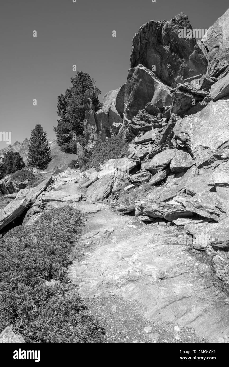 Le rocce drammatiche dell'ardesia di Walliser si ergono sulla valle del Cervo. Foto Stock
