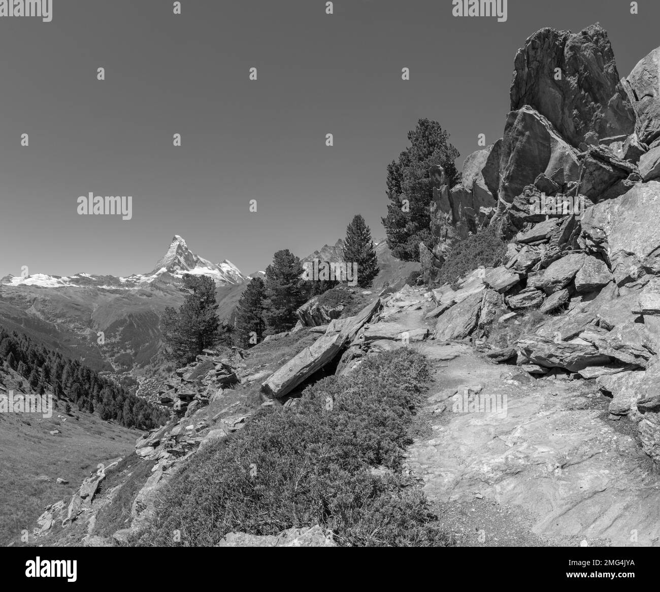 La cima del Cervino sulla valle del Cervino con le rocce drammatiche ardesie nelle aslpe di Walliser. Foto Stock