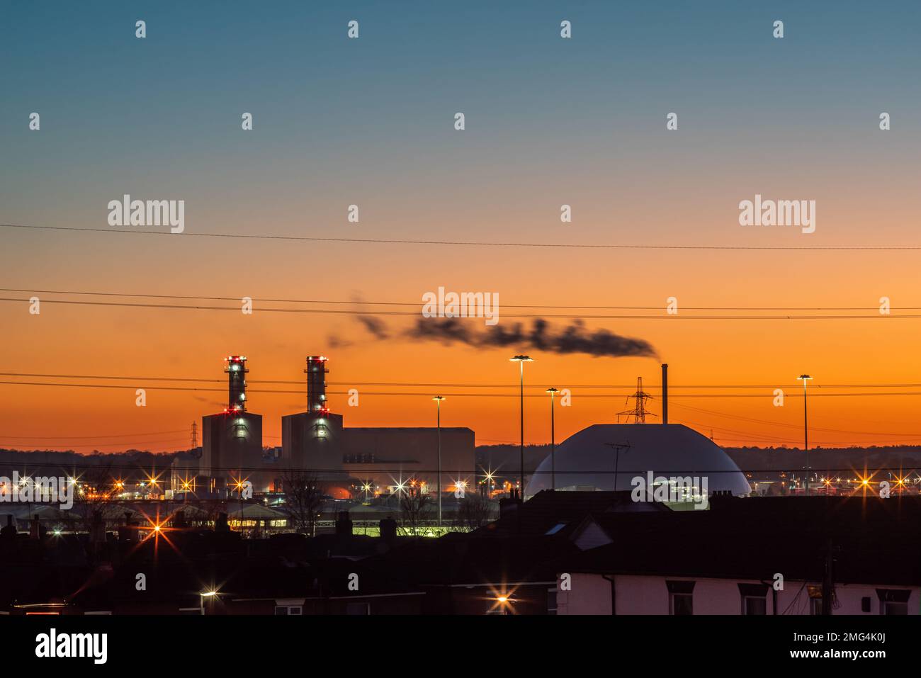 Tramonto sul FER di Marchwood (Marchwood Energy Recovery Facility), un impianto di incenerimento dei rifiuti a Southampton, Inghilterra, Regno Unito Foto Stock Tramonto sul FER di Marchwood (Marchwood Energy Recovery Facility), un impianto di incenerimento dei rifiuti a Southampton, Inghilterra, Regno Unito Foto Stock