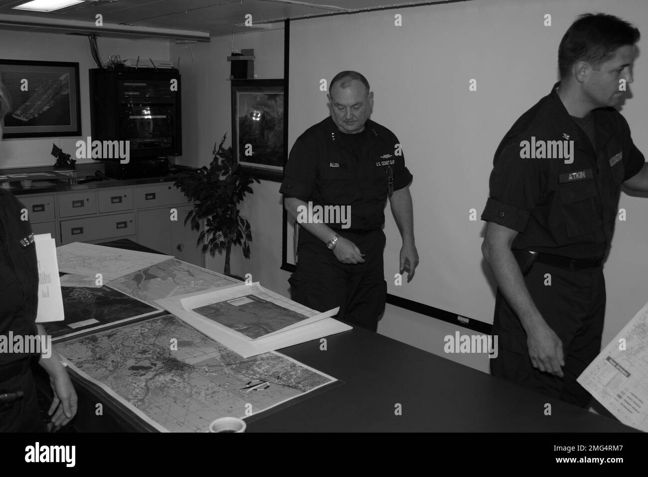 Vice ammiraglio Thad Allen e Capitano Bruce Jones - 26-HK-13-7. VADM Thad Allen in sala conferenze tipo JOC. Uragano Katrina Foto Stock