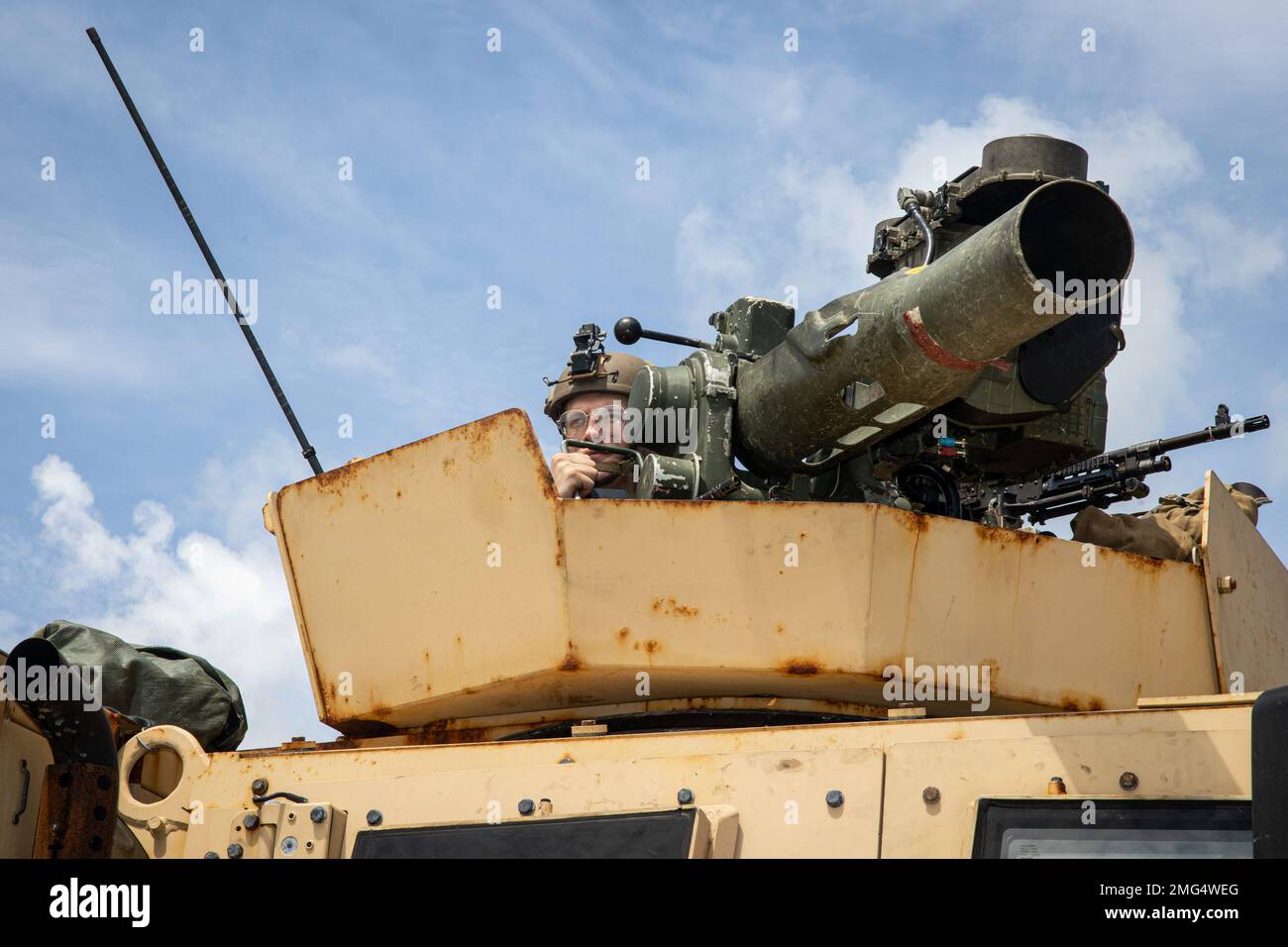 STATI UNITI Collin Baker, un missileman anticarro con Battaglione Landing Team 2/5, 31st Marine Expeditionary Unit, imposta la sicurezza durante un'estrazione in Kin Blue, Okinawa, 21 agosto 2022. Il team combinato anti-armature fornisce funzionalità di blocco e isolamento e anti-armature alle aziende di linea. Il MEU 31st opera a bordo delle navi del Gruppo Amphibious Ready di Tripoli nell'area di attività della flotta 7th per migliorare l'interoperabilità con alleati e partner e servire come pronta forza di risposta per difendere la pace e la stabilità nella regione Indo-Pacifico. Foto Stock