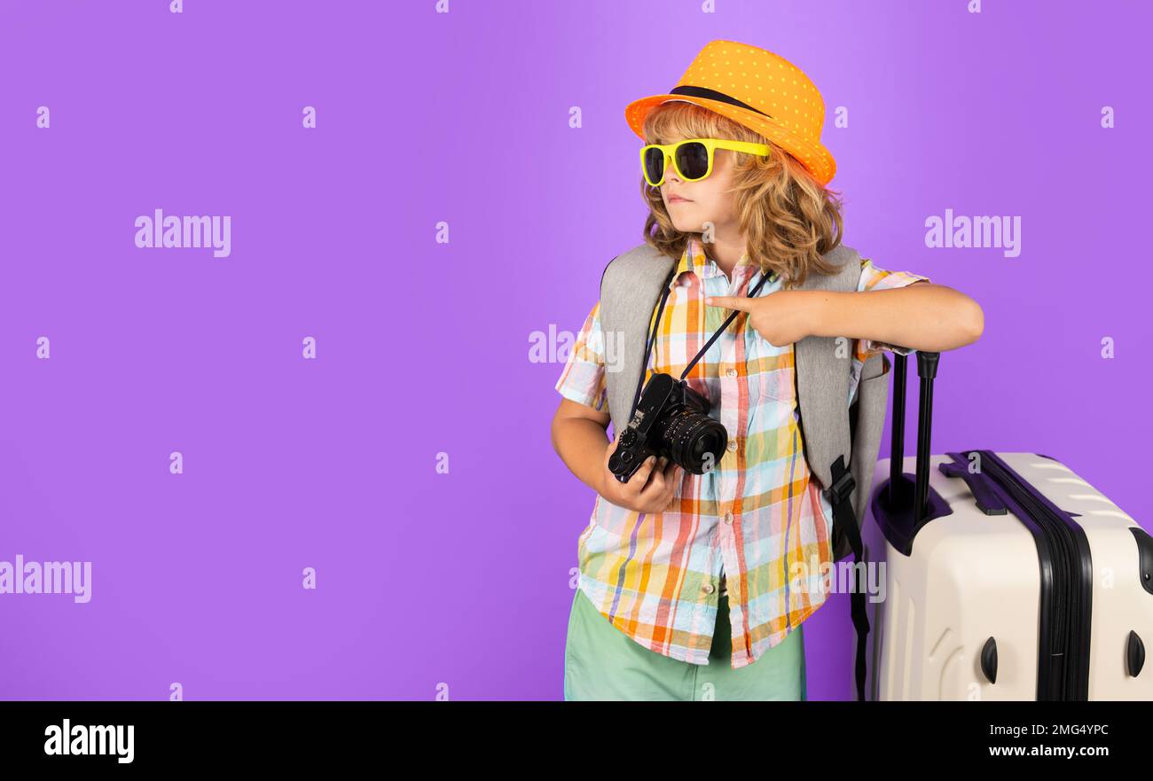 Bambino con valigia da viaggio in vacanza. Concetto di viaggio e avventura per bambini. Foto Stock