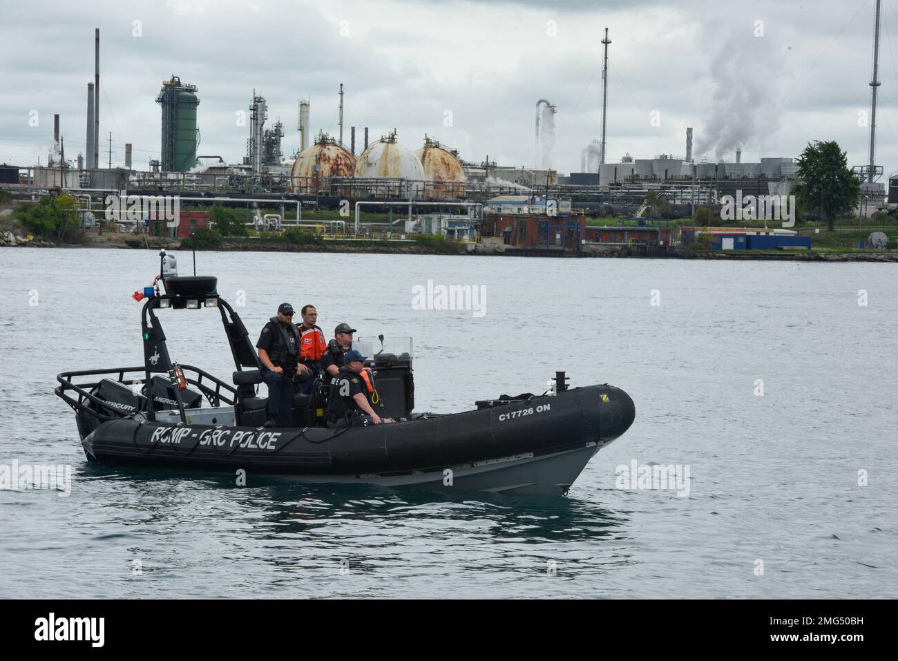 Un Royal Canadian montato polizia nave pattuglia le acque della St. Clair River durante il float giù a Port Huron, Michigan 21 agosto. Come parte del multi-agenzia Unified Command Post, le risorse canadesi erano pronte a rispondere dalla parte canadese della St. Fiume Clair. Foto Stock