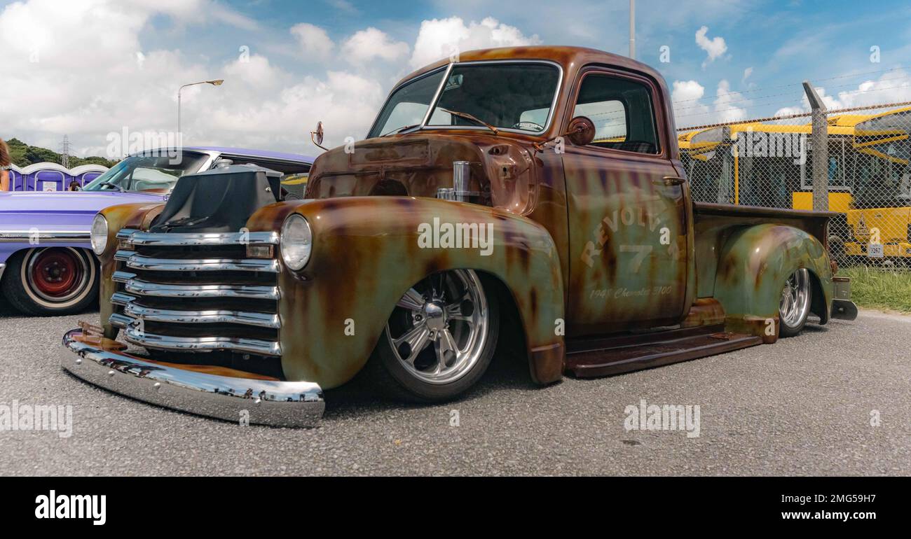 A 1948 Chevrolet 3100, Revolver 7 è esposto durante una fiera di camion alimentari e auto show a Camp Foster, Okinawa, Giappone, 21 agosto 2022. L'evento è stato aperto al personale dell'accordo sulle forze e ai residenti di Okinawan e ha avuto più di 4.500 partecipanti. L'evento organizzato dal Marine Corps Community Service ha presentato 82 auto e 15 camion alimentari Foto Stock