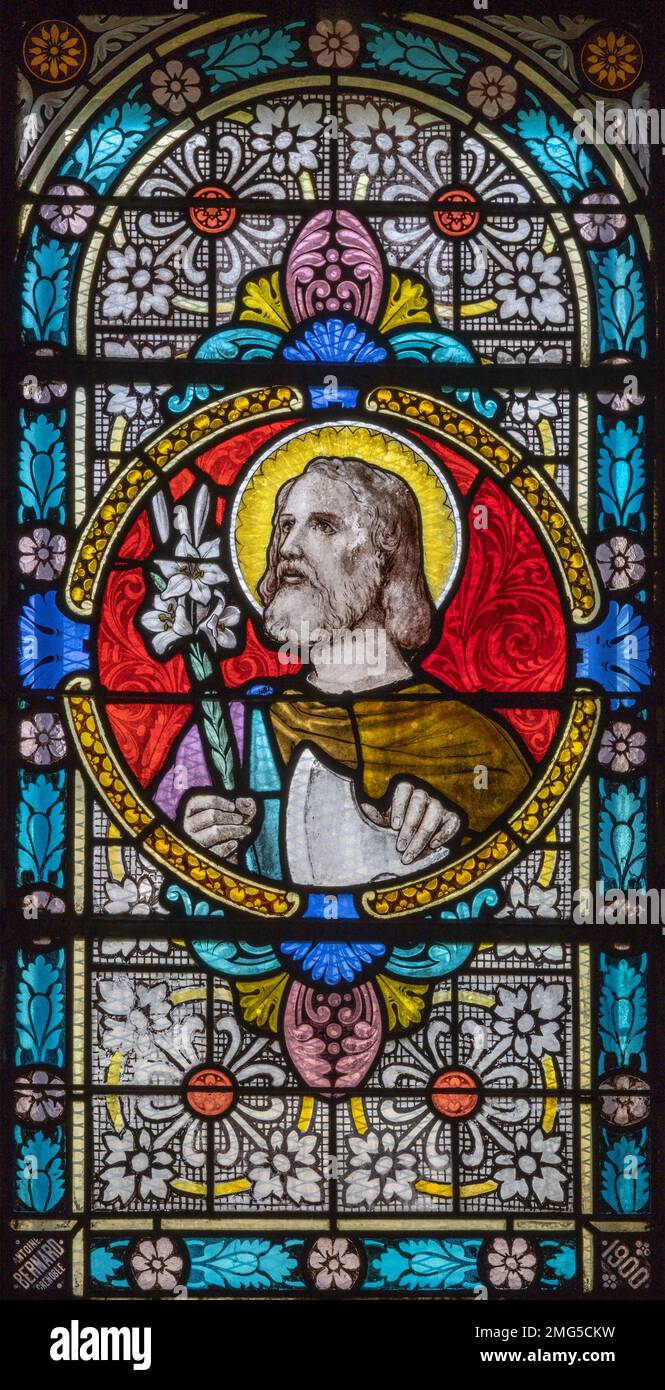 CHAMONIX, FRANCIA - 5 LUGLIO 2022: Il St Giuseppe sulle vetrate nella chiesa di San Michele di Antonine Bernard (1900). Foto Stock