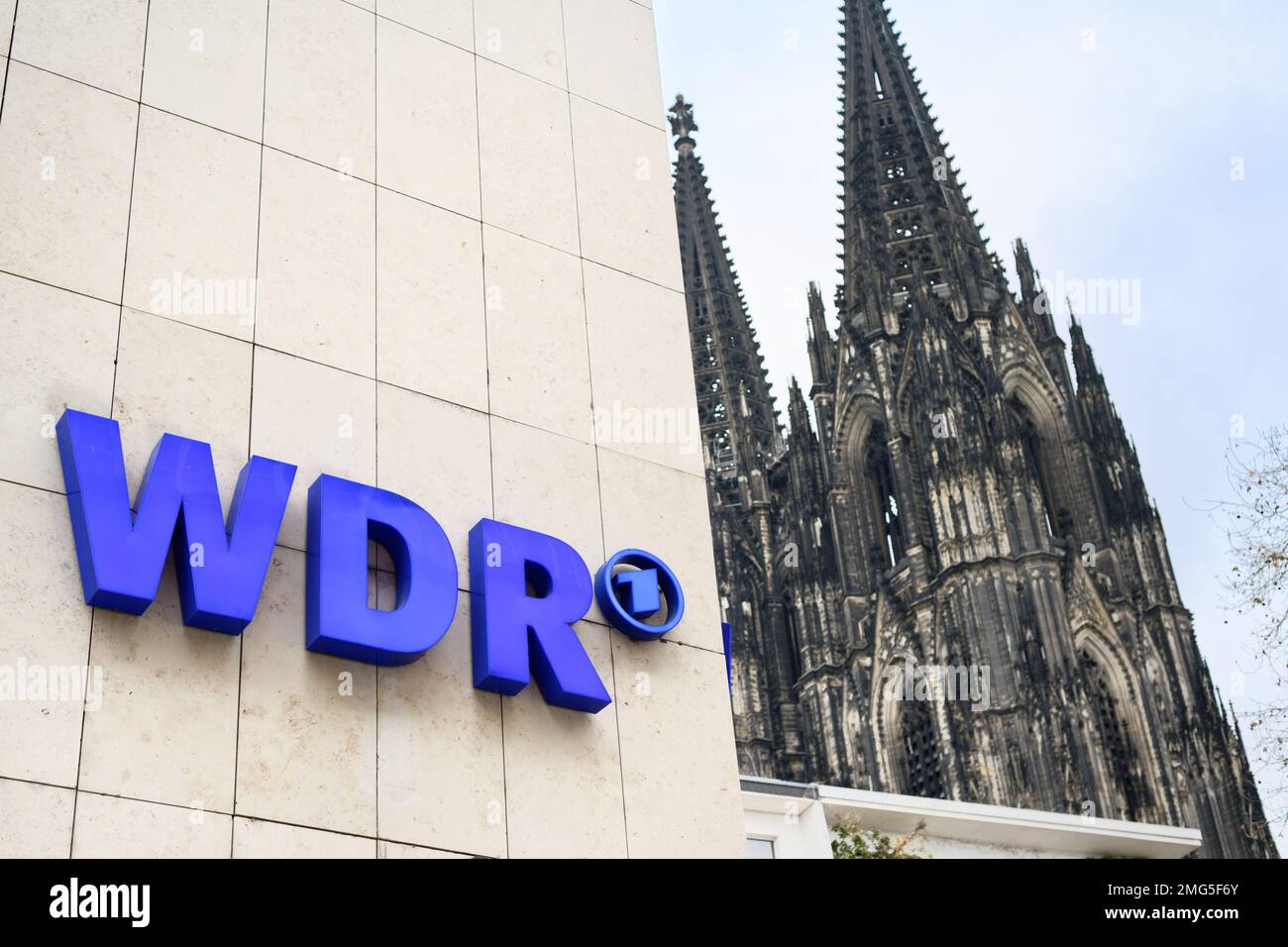 Colonia, Germania, gennaio 23 2022: Il logo della wdr sulla costruzione della Colonia di radiodiffusione della Germania occidentale con la cattedrale sullo sfondo Foto Stock