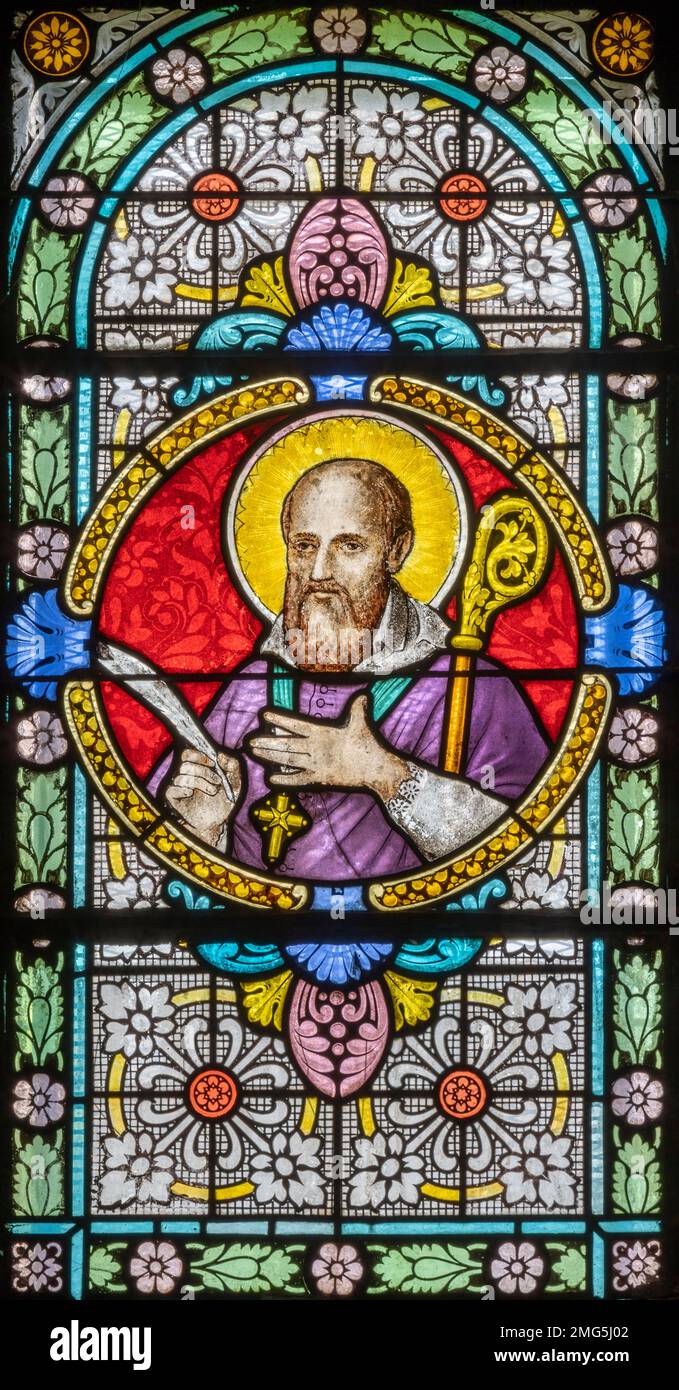 CHAMONIX, FRANCIA - 5 LUGLIO 2022: Il St Francis de Sales sulla vetrata nella chiesa di San Michele di Antonine Bernard (1900). Foto Stock