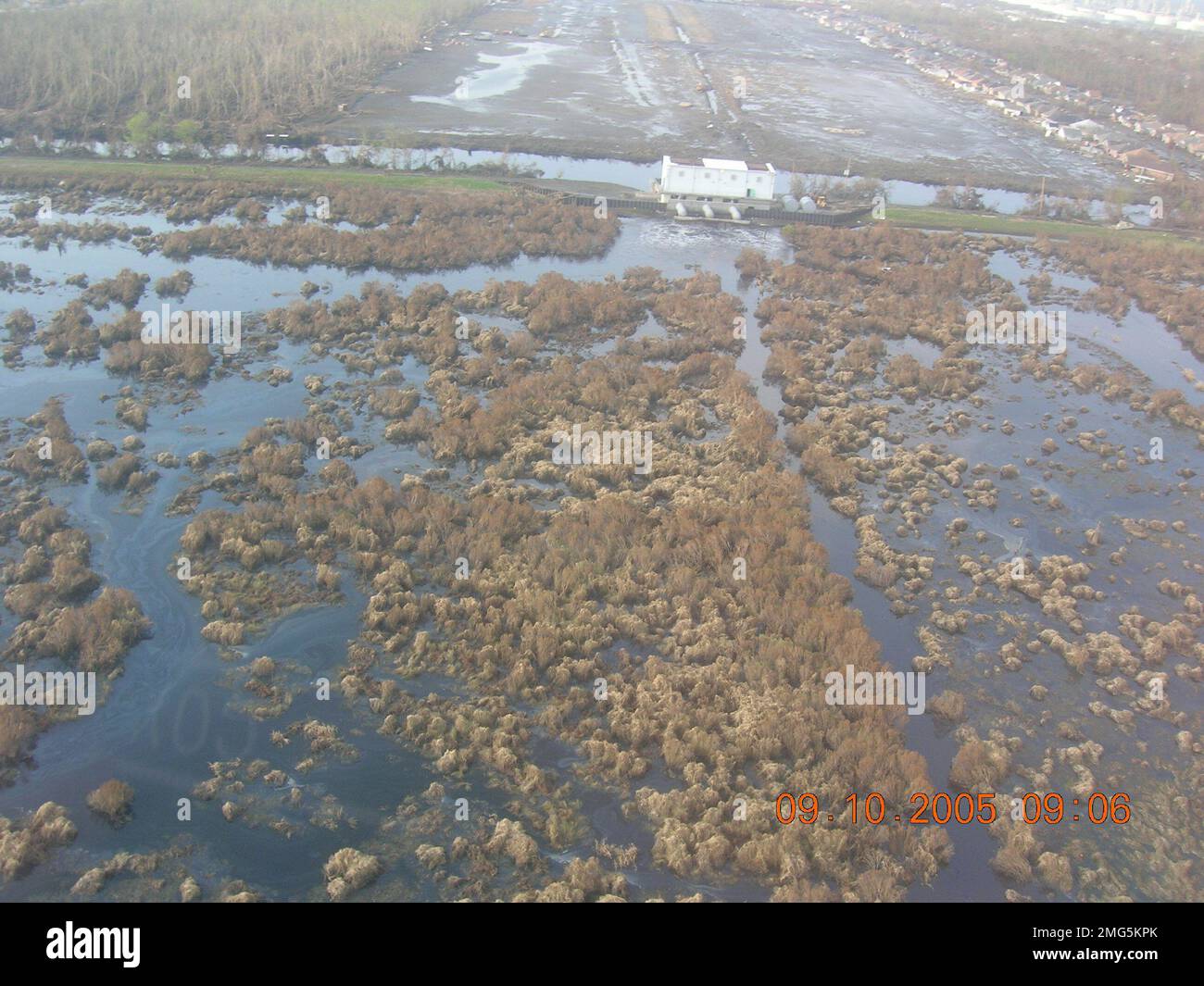 ESU St. Louis - olio di Murphy - 26-HK-319-100. Stazione della pompa dell'acqua e Marsh. Uragano Katrina Foto Stock