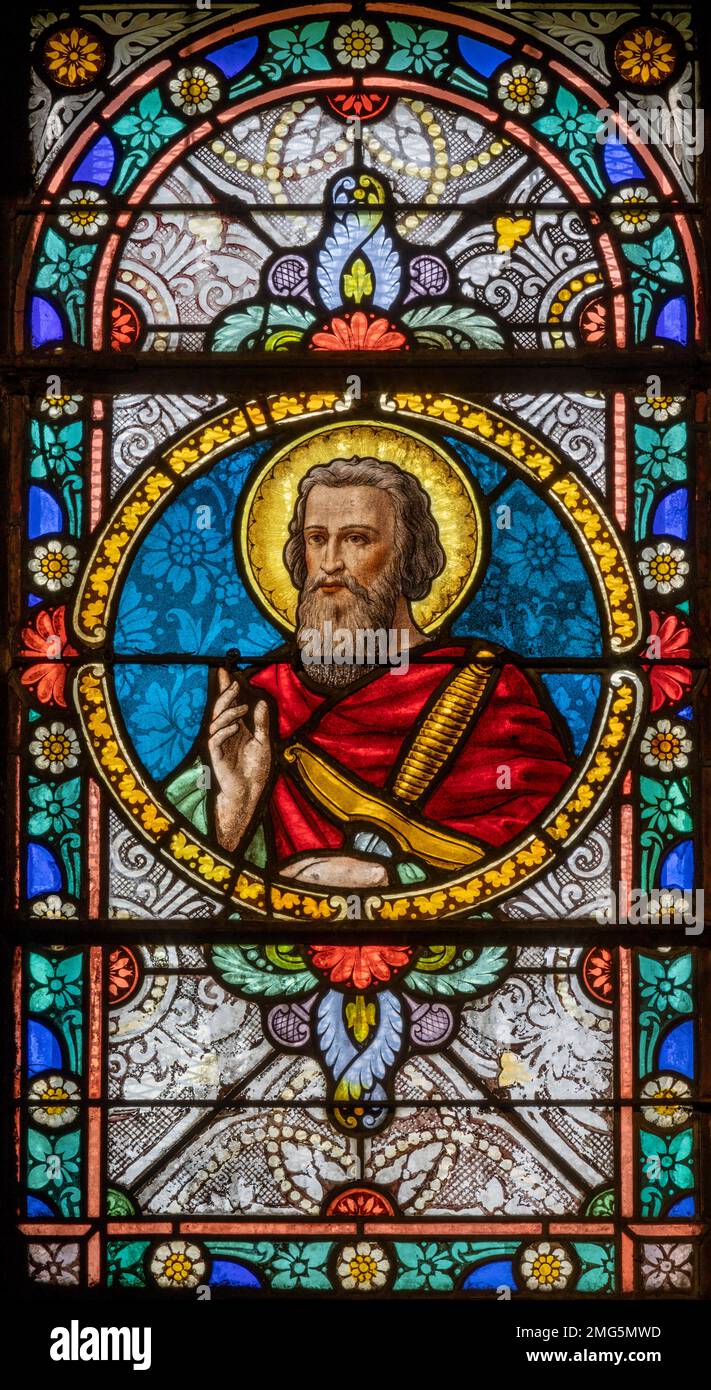 CHAMONIX, FRANCIA - 5 LUGLIO 2022: Il St Paolo l'apostolo sulla vetrata nella chiesa di San Michele di Antonine Bernard (1900). Foto Stock