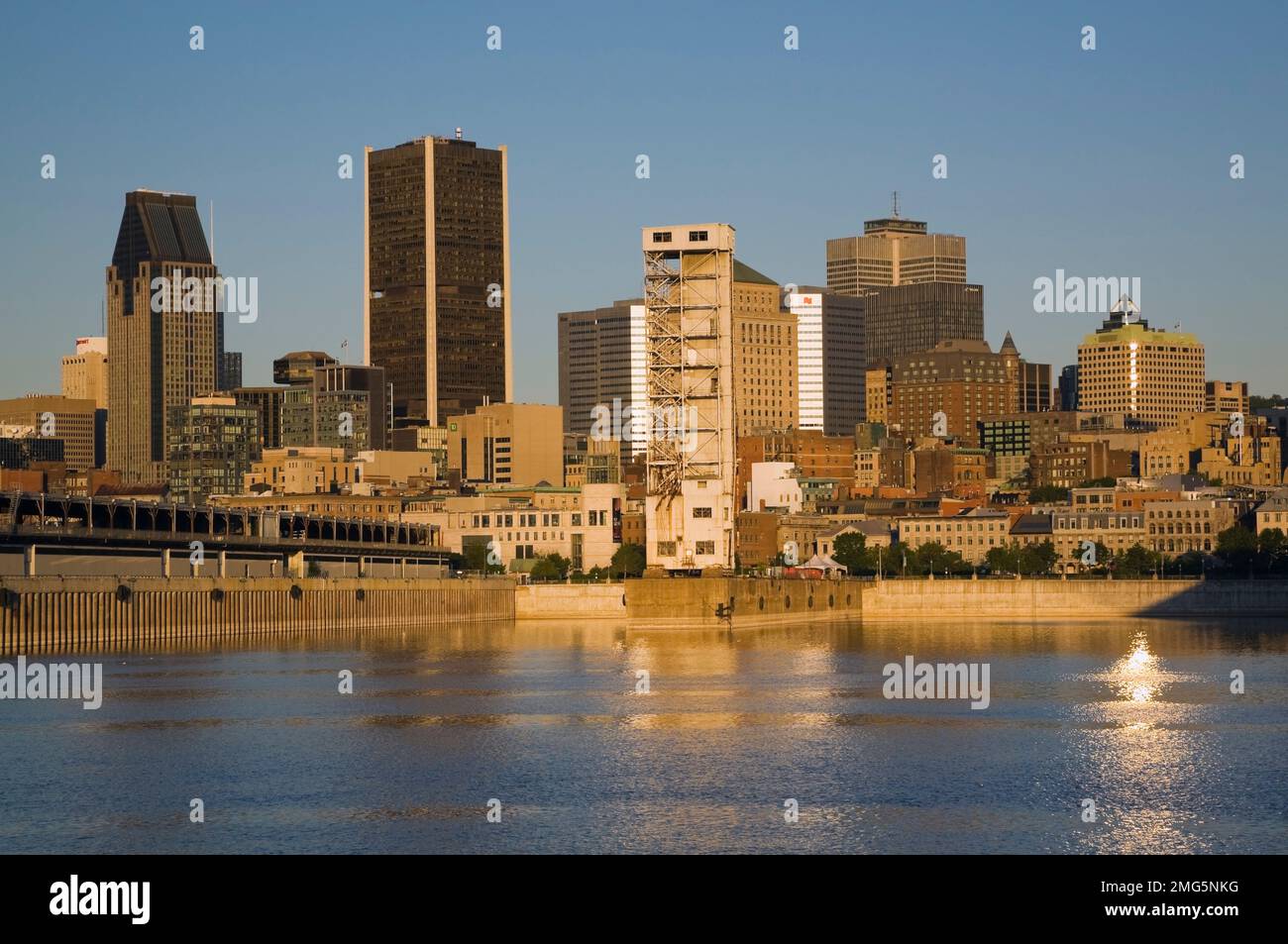 Skyline di Montreal e vecchio porto all'alba d'estate, Quebec, Canada. Foto Stock