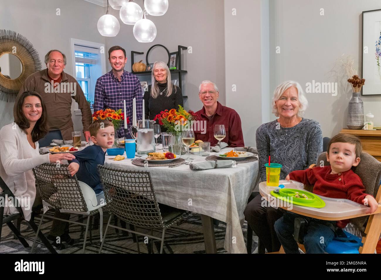 Ritratto di famiglia di tre generazioni al tavolo da pranzo; giorno del Ringraziamento; Filadelfia; Pennsylvania; USA Foto Stock