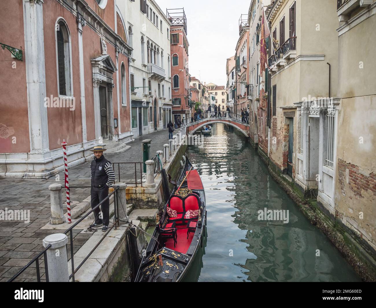 Gondoliere in attesa di turisti Venezia Italia Foto Stock