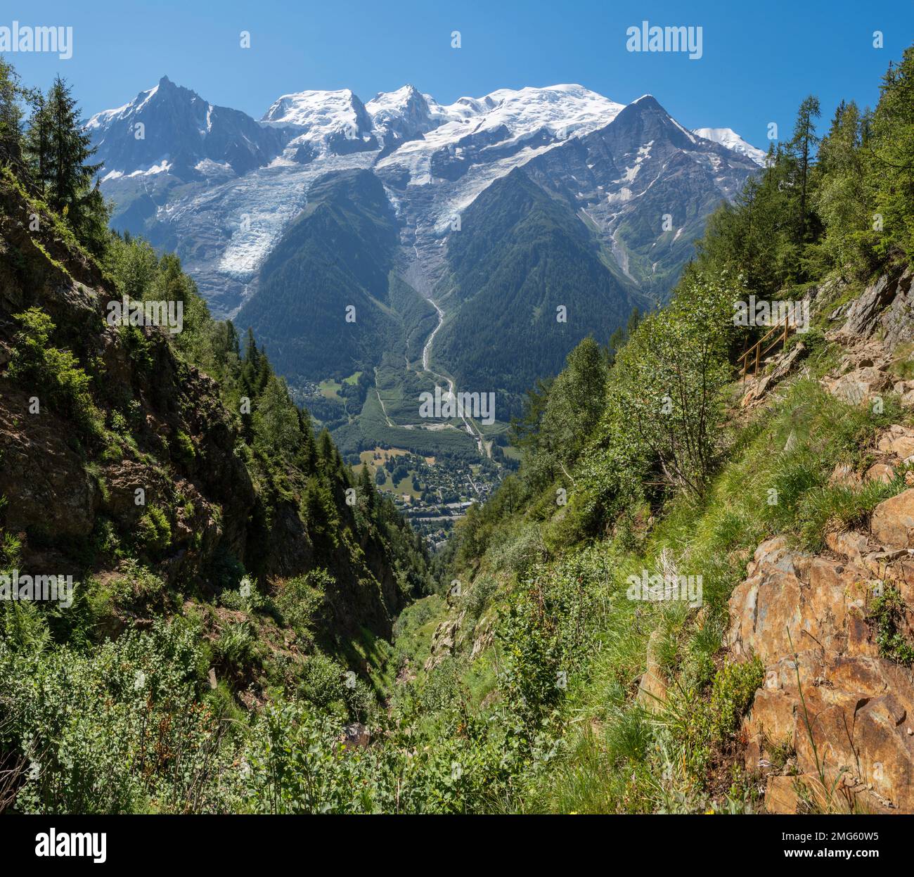 Il massiccio del Monte Bianco e Aigulle du Midi picco - Chamonix. Foto Stock