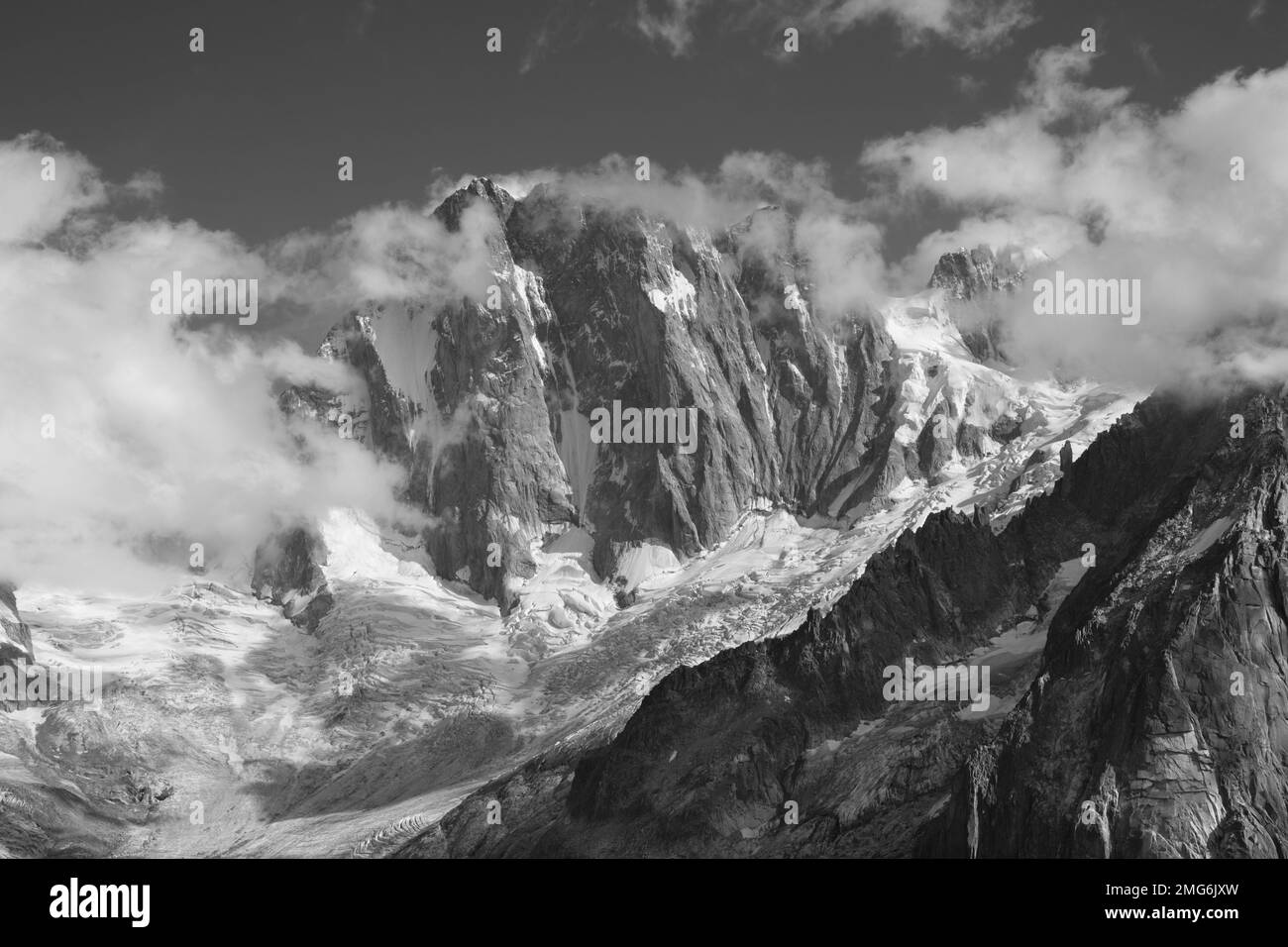 Il massiccio del Grand Jorasses e il Glacier de Leschaux alla luce della sera. Foto Stock