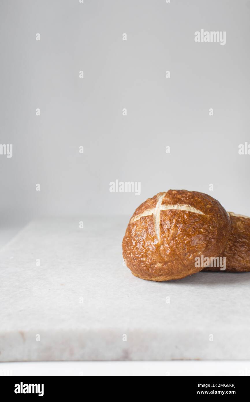 Vista dall'alto delle focacce di Pretzel su un vassoio di marmo, del laugenbroetchen tedesco su un vassoio di marmo Foto Stock