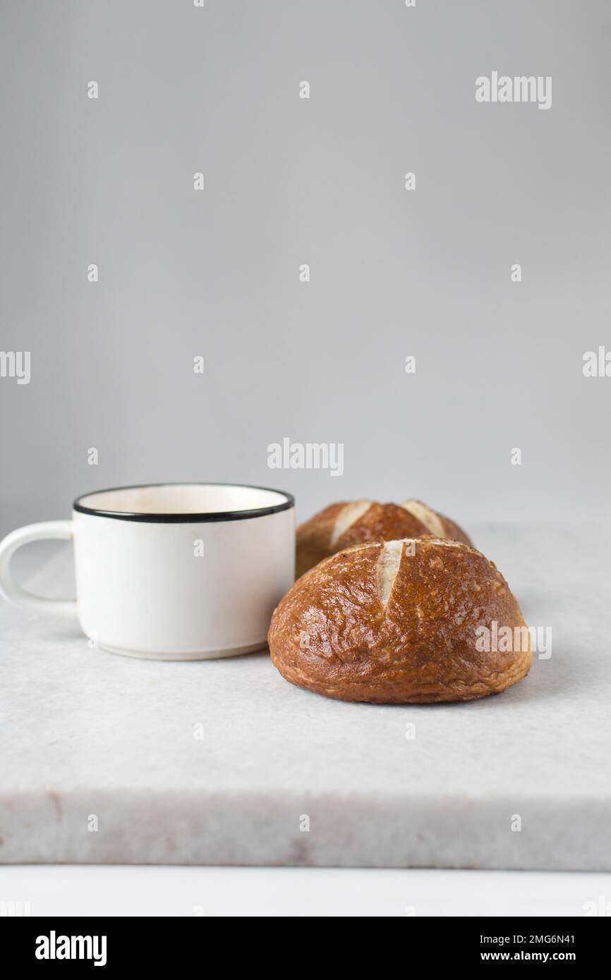 Vista dall'alto delle focacce di Pretzel su un vassoio di marmo, del laugenbroetchen tedesco su un vassoio di marmo Foto Stock