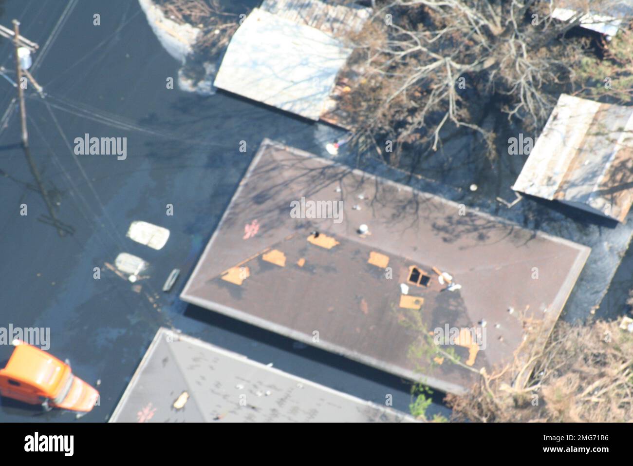 Conseguenze - inondazioni - varie - 26-HK-36-240. primo piano dei tetti danneggiati e dei veicoli sommersi. Uragano Katrina Foto Stock
