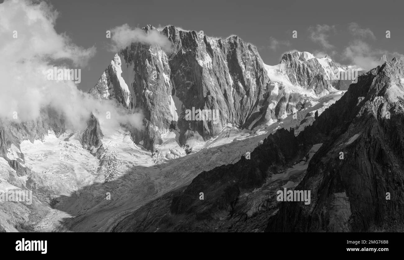 Il massiccio del Grand Jorasses e il Glacier de Leschaux alla luce della sera. Foto Stock