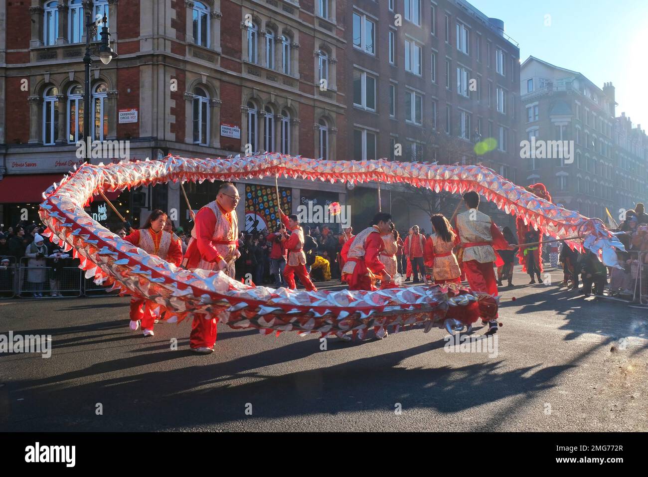 Londra, Regno Unito. I ballerini del drago si intrecciano per le strade durante la sfilata di Capodanno cinese che celebra l'anno del coniglio. Foto Stock