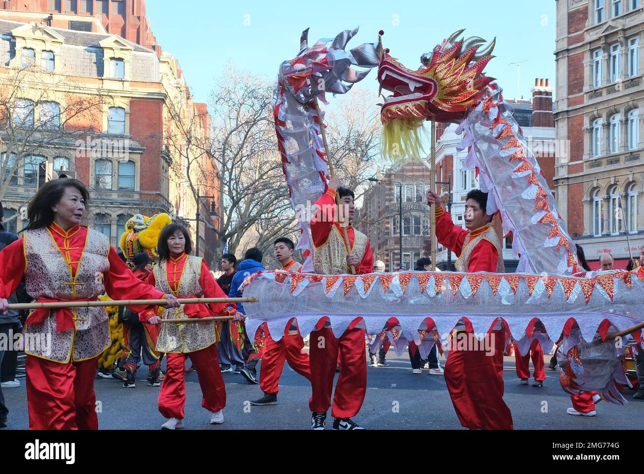 Londra, Regno Unito. I ballerini del drago si intrecciano per le strade durante la sfilata di Capodanno cinese che celebra l'anno del coniglio. Foto Stock