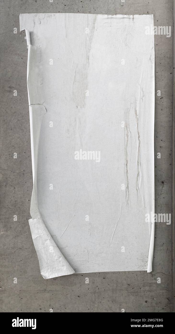 Un poster a muro vuoto con avviso e intemperie si stacca da una parete di cemento Foto Stock