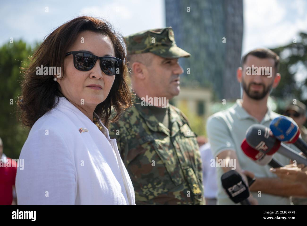 Yuri Kim, Stati Uniti Ambasciatore presso la Repubblica di Albania e Brig. Il generale Arben Kingji, capo della difesa della Repubblica d'Albania, risponde alle domande dei media locali a seguito di un flyover di assicurazione in Piazza Skanderbeg, Tirana, Albania, 22 agosto 2022. Il flyover ha dimostrato l'impegno e la sicurezza degli Stati Uniti nei confronti degli alleati e dei partner della NATO (North Atlantic Treaty Organization) situati nell'Europa sudorientale. Foto Stock